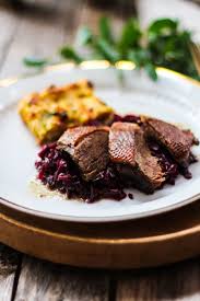 Gansebrust Stressfrei Zubereiten Mit Rotkohl Und Gebackenen Semmelknodeln Holla Die Kochfee Gansebrust Rezept Gansekeulen Zubereiten Weihnachtsessen Rezepte Fleisch