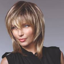 Strombato capelli ben curati incorniciato il viso di una donna. Parrucche Con Capelli Di Media Lunghezza Fair Fashion