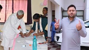 Nitish Kumar ने बेटे निशांत के साथ किया मतदान, तेजस्वी और तेजप्रताप एक साथ डालने पहुंचे वोट | Live Dainik - Latest & Live Breaking News in Hindi