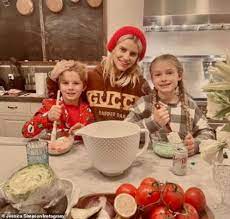 Jessica Simpson Has Not Thought About Alcohol During Covid 19 Pandemic Is Focused On Sobriety Daily Mail Online