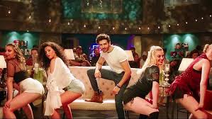 Bom Diggy Diggy Video Song From Sonu Ke Titu Ki Sweety Hindi Video Songs Video Song Hungama Presenting sonu ke titu ki sweety's house party anthem bom diggy diggy composed by zack knight. bom diggy diggy