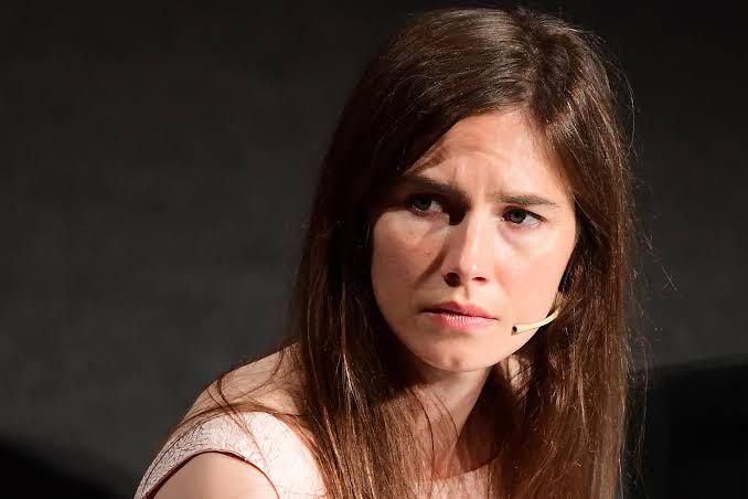 Amanda Knox a teatro con una commedia sull'omicidio di Meredith: "Le  sarebbe piaciuto". Ira della famiglia Kercher - Giornale Radio