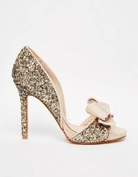 Un choix unique de escarpin doré disponible dans notre magasin. Epingle Sur Chaussures De Mariee