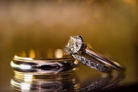 Sparkling Wedding Rings Solitaire Photography Photography By Edmonson Weddings Read More Http Ww Wedding Rings Solitaire Wedding Rings Sparkle Wedding