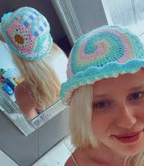 This granny stitch bucket hat just screams summer! ☀ Free pattern from  Zeens and Roger https://zeensandroger.com/2025/05/13/granny-bucket-hat/