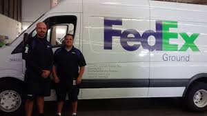 Fedex Ground Delivery Vehicle With Drivers Fedex Express Vehicles Delivery