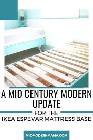 So Passen Sie Die Ikea Espevar Matratze Mit Einem Mid Century Modern Flare An Ikea Bed Ikea Diy Home Decor Projects
