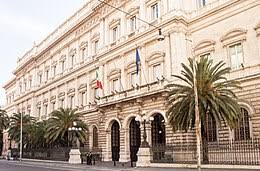 Banca d'italia registra a fine settembre un tasso annuo effettivo globale (taeg) sulle nuove operazioni a medio lungo al 2,8% al centro nord e al 3,5% al per il secondo trimestre consecutivo le differenze fra le due aree del paese si sono ridotte portandosi a 1,3 punti percentuali. Bank Of Italy Wikipedia