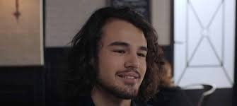 Vous allez pouvoir suivre le quotidien de plusieurs familles et habitants de cette ville, où se mêlent des histoires d'amour et d'amitié mais aussi des mensonges. Gyillhd6wkwvum