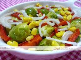 Lahanalar büyükse 2 ye bölün. Bruksel Lahanasi Salatasi Tarifi Bruksel Lahanasi Yemek Tarifleri Yemek