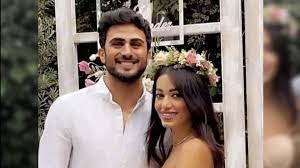 الفنانة العراقية رحمة رياض وخطيبها عارض الشاب العراقي ألكسندر علوم هما الثنائي الذي تصدر الحديث خلال. Qkrrlhftjroeem