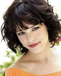 24 Wavy Hairstyles For Women With Square Faces 2019 Curly Hair 2019 Hairstyles For Curly H Short Haircuts With Bangs Short Hair Styles Hairstyles With Bangs