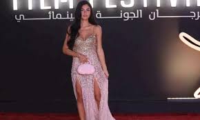 إطلالة رقيقة لهدى المفتي في مهرجان الجونة السينمائي (فيديو) | مبتدا