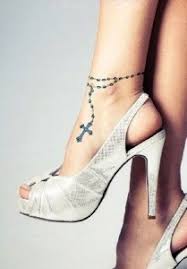 Tatouage femme cheville yeux de chat oranges et libellule tatouage femme cheville pieds encres noire et blanche tatouage femme cheville fleurs roses oiseau son nid et 2 oeufs tatouage femme cheville ancre marine et noeud tatouage femme cheville tige avec petites fleurs en boutons et. Top 50 Des Modeles De Tatouage Cheville Femme