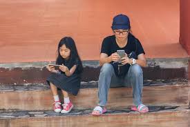 Anak dan ibu kandung kepergok sedang berhubungan badan. Ini Dampaknya Kalau Ortu Main Hp Saat Mengasuh Anak