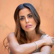 She was born in 1980s, in millennials generation. Participantes Carolina Patrocinio