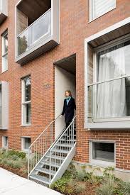 Hello le jardinier se met à votre service pour tous types de travaux d'entretien de jardin à domicile : Multiresidential Construction Le Jardinier Adhoc Architects Archdaily