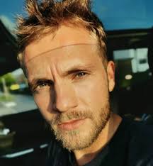 Gzsz star niklas osterloh neue frisur schockt die fans. Gzsz Tuner Ist Kates Papa Das Denkt Paul Darsteller Niklas Promiflash De