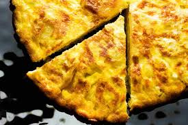 Una ricetta facile per un secondo piatto vegetariano da gustare in ogni stagione. Frittata Di Patate E Cipolle Una Portata Veloce E Semplice Da Preparare