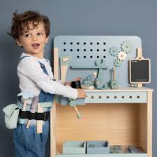 Habitat et jardin vous propose de choisir, parmis une gamme complète, un abri jardin bois pour optimiser le rangement de vos outils, machines, mobiliers de jardin et bicyclettes. Little Dutch Grand Etabli En Bois Avec Ceinture Porte Outils Mes Premiers Jouets Little Dutch Sur L Armoire De Bebe
