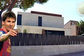 Lionel messi's house is one of the most gorgeous on the planet. Messi Presented A Mansion On The Beach In Barcelona To His Parents Ee24