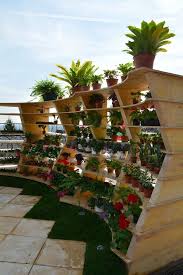 Le Jardin Du Futur Une Piece A Vivre Inventive Coloree Et D Eau Douce Jardins Verticaux Jardins Et Agrement De Jardin