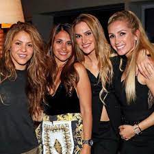 La cantante colombiana aparece departiendo con roccuzzo y las demás esposas de los jugadores en el triunfo del barcelona. Antonella Roccuzzo Y Shakira Desmienten Su Guerra