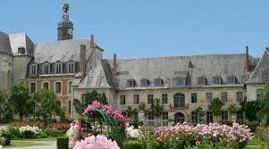Jardín de estilo neoclásico ideal para el paseo y el reposo, de gran valor estético y naturalista, que cuenta con una superficie de 12.597 metros cuadrados. Roses S Garden And Valloires Abbey S Clos Cacheleux