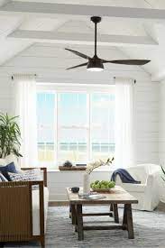 Un Ventilateur Doit Contraster Ou Disparaitre Dans Le Plafond Cette Photo Est Eloqu Vaulted Ceiling Living Room Ceiling Beams Living Room Living Room Ceiling