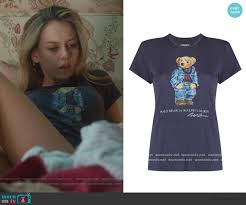 Ralph lauren aksesuar, giyim, koku, ev ürünleri, misafir ürünleri olmak üzere farklı kategorilerde üretim faaliyetlerini benzersiz hazır giyim ürünleri olarak sunulan ralph lauren polo klasiklerini zamana bağlı olarak şehir merkezindeki stillere uygun bir şekilde sunar. Wornontv Carla S Blue Polo Bear Tee On Elite Ester Exposito Clothes And Wardrobe From Tv