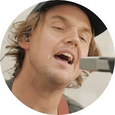 Peter Bibby Performs 'Terracotta Brick' Live from Happy