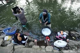 Hal ini dilakukan untuk melihat panduan atau anjuran mencuci baju, sesuai dengan kain atau bahan baju tersebut. Potret Warga Mencuci Baju Di Sungai Cisadane Tangerang