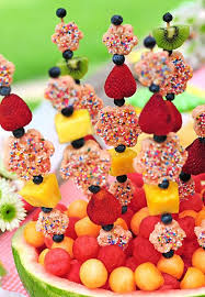 Faire manger des fruits aux enfants n'est pas toujours chose facile, surtout l'été, avec ses popsicles et sa crème glacée. La Brochette De Bonbon Pour Tous Vos Parties Archzine Fr