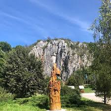 A 300 méter fölé emelkedő magaslatokat a lepusztulásnak ellenálló tűzköves mészkő alkotja. Aggteleki Cseppkobarlang Bejarata Picture Of Baradla Cave Aggtelek Tripadvisor