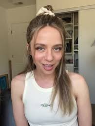 Anna Lore's Instagram, Twitter & Facebook