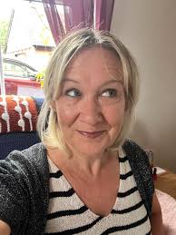 Send help 😬 Need some hair stuff to stop the fly away strands