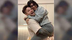 Mia khalifa robert sandberg instagram. Former Porn Star Mia Khalifa Has Melted In Tears After Fiance Robert Sandberg Places His Hand On Her Leg