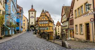 O castelo frankenstein é uma linda e mística construção no topo de uma colina nas montanhas de odenwald com vista para a cidade de darmstadt na alemanha. Alemanha Belta