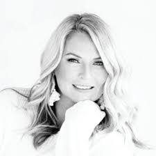 Sarah Cuff's Instagram, Twitter & Facebook