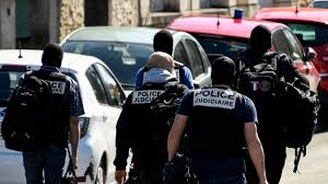 Ce vendredi, peu après 14 heures, un homme a poignardé mortellement une fonctionnaire administrative de l'hôtel de police de rambouillet. 9k1ps5xb1jhffm