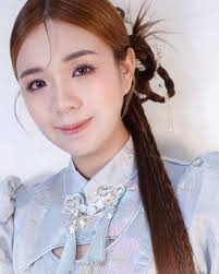 新中式旗袍造型温柔又清冷感您好我是KIMIYO 化妆造型师也是两个孩子的妈妈是工作也是热爱那份坚持的动力来自于