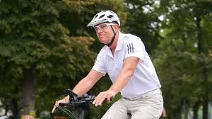 Iohannis s-a dus pe bicicletă la Cotroceni (Galerie foto) - spotmedia.ro