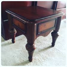 For Sale Corner Classic Table Size 60x60 Price 8 Bd للبيع طاولة زواية كلاسك مقاس