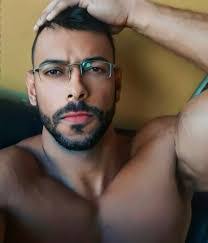 Derek Andrade's Instagram, Twitter & Facebook