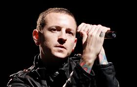 Parla la madre di Chester Bennington: «Mi sento tradita» dai Linkin Park
