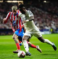 Atlético de Madri e Real empatam em jogo marcado por paralisação