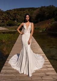 Coupe a coupe evasé coupe fourreau coupe sirène princesse robe courte. Volume Princesse Ou Formes Sirene Pronovias Presente Ses Nouvelles Robes De Mariee 2020 Madame Figaro