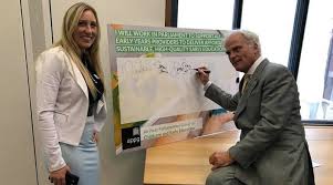 Desmond angus swayne td vr mp (born 20 august 1956), is a conservative party politician in the united kingdom. Sir Desmond Swayne Mp Pledges Support For Local Childcare Providers Parenta Com