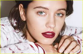 Il nuovo volto di Burberry Beauty è la figlia di Jude Law