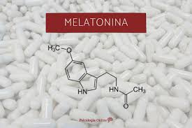 La melatonina sintética que se encuentra en el mercado en forma de píldora o comprimidos, ayuda a regular aunque puedes tomar de 0.5 a 10 mg de melatonina al día, lo mejor es que sigas la dosis recomendada en la etiqueta porque no todos los. Melatonina Para Dormir Dosis Contraindicaciones Y Alimentos Tomala Asi